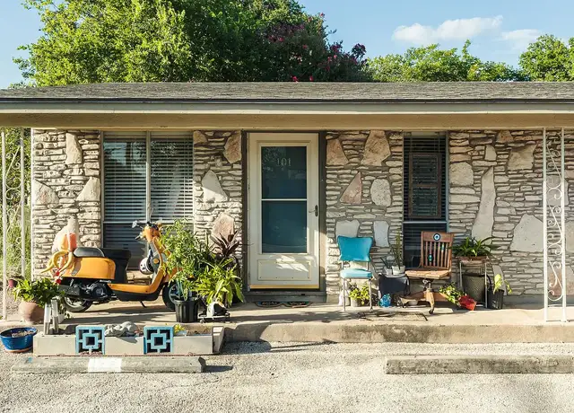 Photo of 5607 Sunshine Dr, Austin, TX 78756
