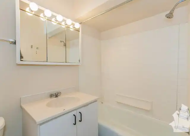 Property at 933 W Fletcher St, Chicago, IL, 60657, 2 beds, 2 baths, [object Object]