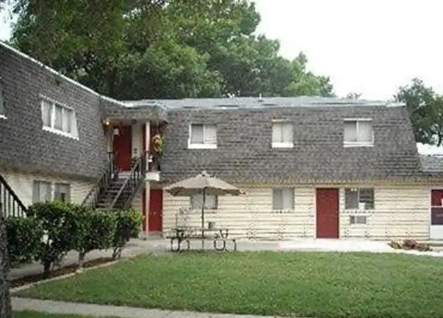 Property at 499 W San Antonio St, Lockhart, TX, 78644, 1 bed, 1 bath, [object Object]