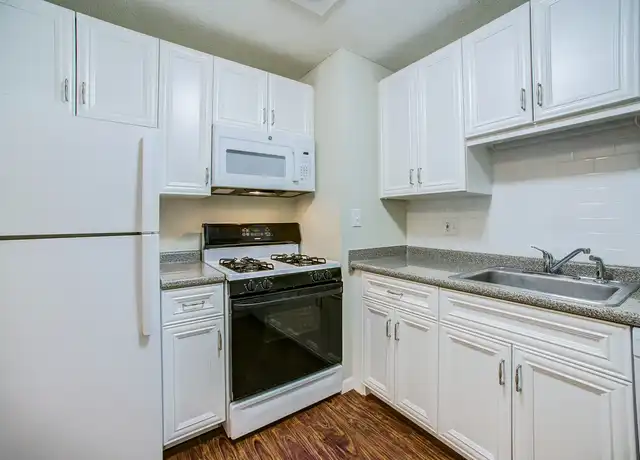 Property at Farmington Line - 950 Farmington Ave, New Britain, CT, 06053, 1-2 bed, 1 bath, [object Object]