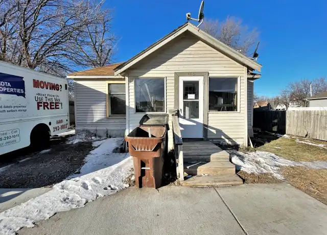 Property at 415 N Sanborn Blvd, Mitchell, SD, 57301, 3 beds, 1 bath, [object Object]