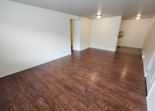 Property at Lynn Mar Apartments - 1 Month Free Rent!!! - 5233 Brooklyn Ave NE, Seattle, WA, 98105, 0-1 beds, 1 bath, [object Object]