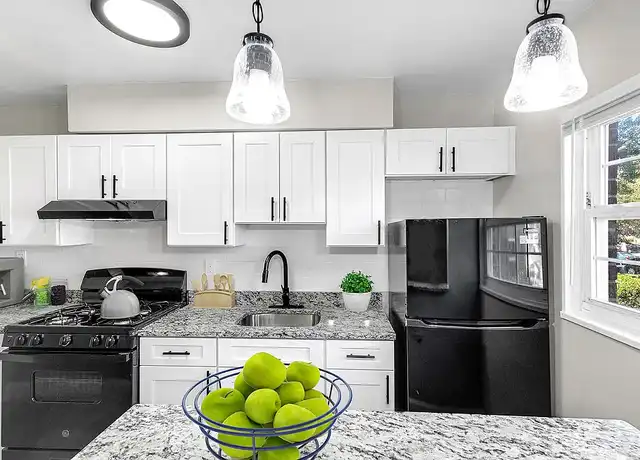Property at Laurel Court Apartments - 323 Thomas Dr, Laurel, MD, 20707, 1-2 bed, 1 bath, [object Object]