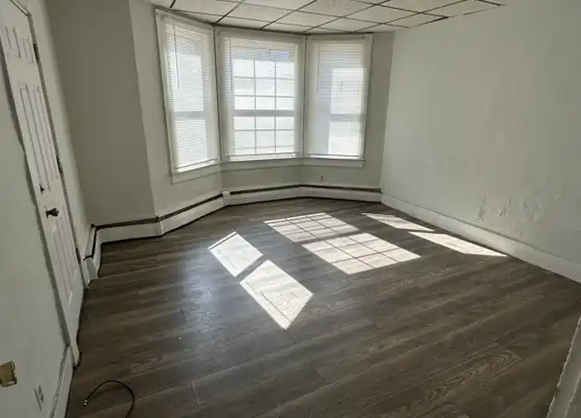 Property at 50 Knox St Unit 1, Lewiston, ME, 04240, 3 beds, 1 bath, [object Object]