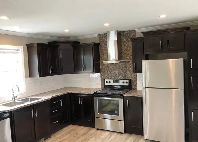 Photo of 802 E County Line Rd, Des Moines, IA 50320