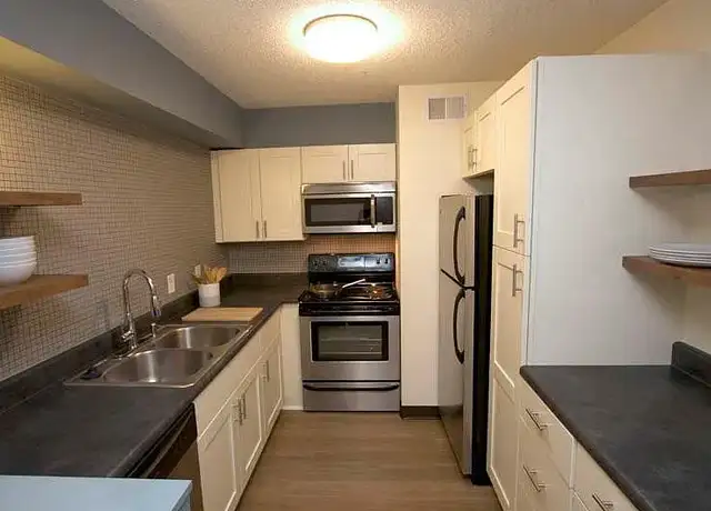 Photo of 10500 Hillcrest Rd, Kansas City, MO 64134