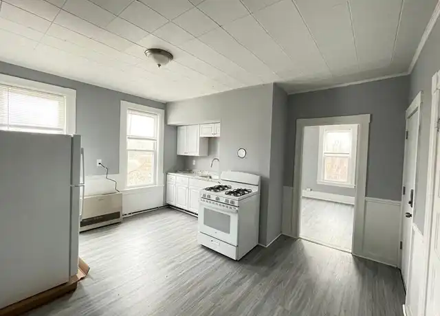 Property at 55 Cleveland St Unit 3R, Manchester, NH, 03102, 2 beds, 1 bath, [object Object]