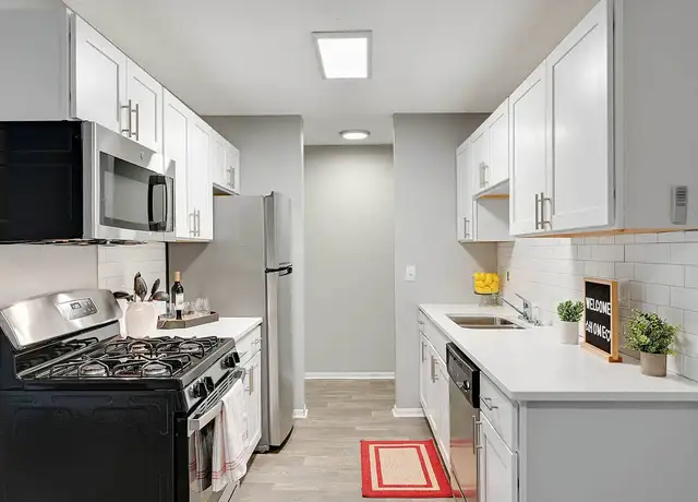 Photo of 18900 Stratford Rd, Minnetonka, MN 55345