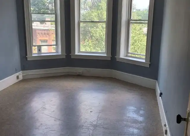 Property at 37 Clinton Ave Unit 3R, Holyoke, MA, 01040, 2 beds, 1 bath, [object Object]