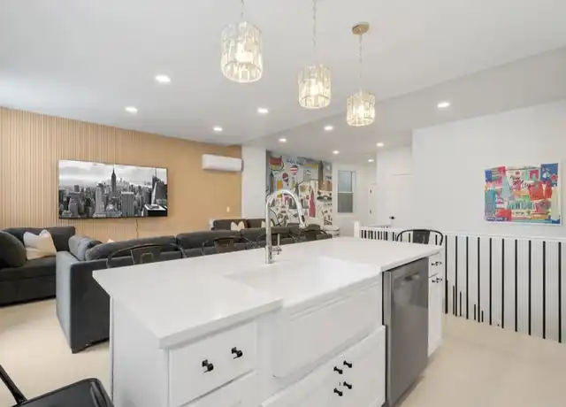 Property at 161 Broadway Unit 2R, Bayonne, NJ, 07002, 2 beds, 2 baths, [object Object]