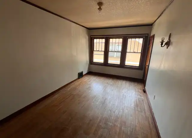 Property at 211 Broad St, Warrensburg, MO, 64093, 4 beds, 2 baths, [object Object]