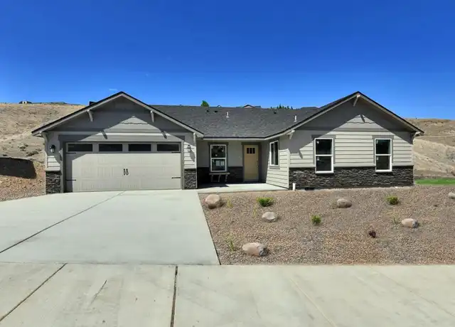 Property at 2 S 12th St, Selah, WA, 98942, 3 beds, 2 baths, [object Object]