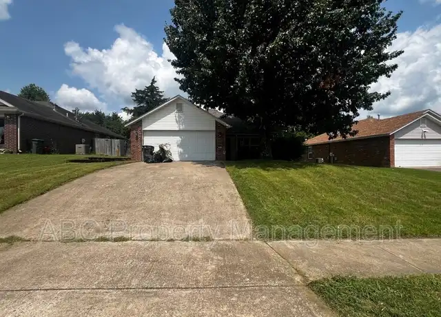 Property at 1001 S Eastview Dr, Fayetteville, AR, 72701, 3 beds, 2 baths, [object Object]