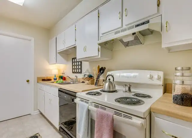 Property at High Country Apartments - 4801 Cypress Creek Ave E, Tuscaloosa, AL, 35405, 2 beds, 1-1.5 bath, [object Object]