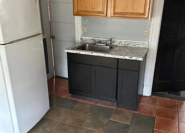 Property at 2 Westland St Unit 2, Hartford, CT, 06120, 3 beds, 1 bath, [object Object]