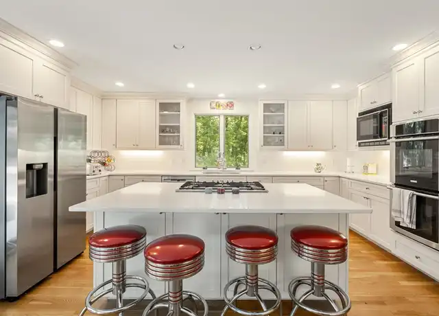 Property at 4 Crestview Ln, Milton, MA, 02186, 3 beds, 2.5 baths, [object Object]