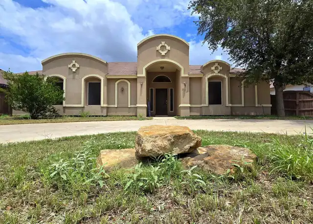 Property at 313 Floral Blvd, Laredo, TX, 78043, 3 beds, 2.5 baths, [object Object]