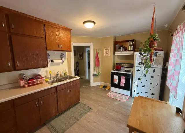 Property at 831 Division St Unit 831 (Upper), La Crosse, WI, 54601, 1 bed, 1 bath, [object Object]