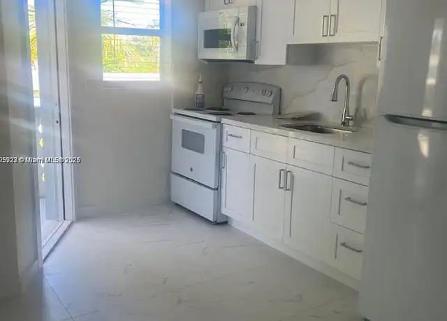 Property at 722 NE 8th St Unit 6, Hallandale Beach, FL, 33009, 1 bed, 1 bath, [object Object]