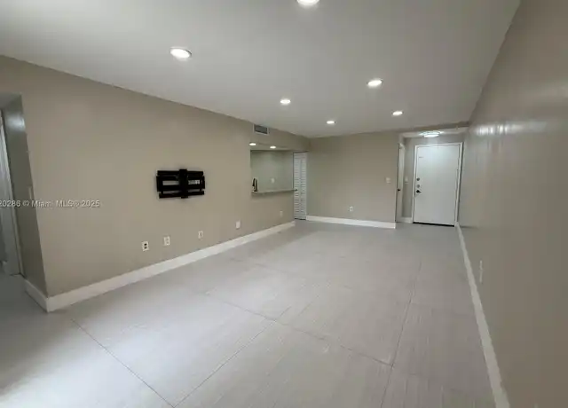 Property at 9405 Fontainebleau Blvd Unit 113-22, Miami, FL, 33172, 2 beds, 2 baths, [object Object]