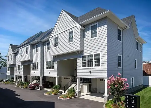 Photo of 1 Wallace Ct, Valley Stream, NY 11580