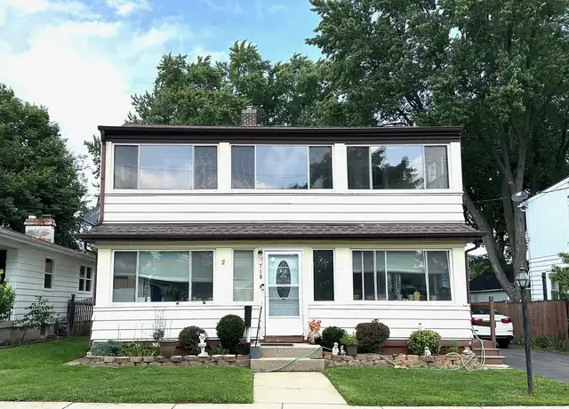 Property at 718 Parkway Ave Unit B, Elgin, IL, 60120, 2 beds, 1 bath, [object Object]