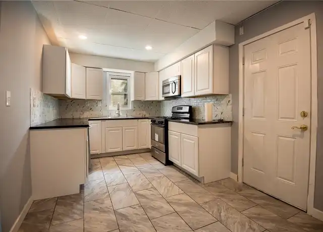 Property at 780 S Irvine Ave Unit 2, Sharon, PA, 16146, 2 beds, 1 bath, [object Object]