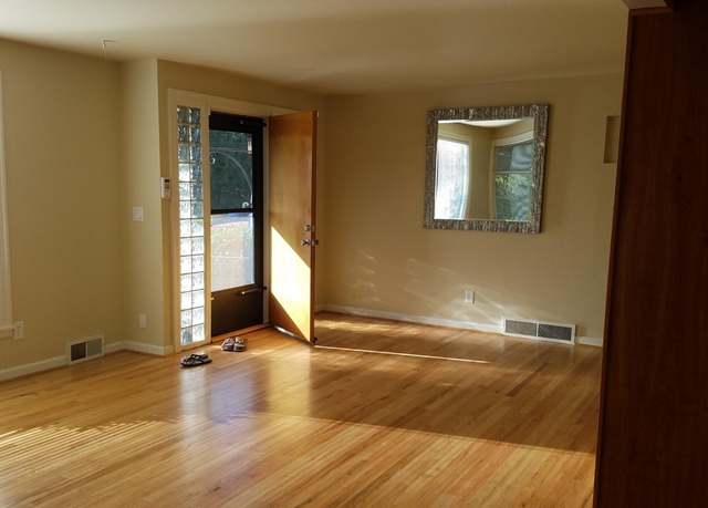 Photo of 2424 W Mercer Way, Mercer Island, WA 98040