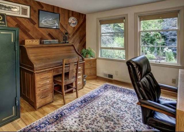 Photo of 2424 W Mercer Way, Mercer Island, WA 98040