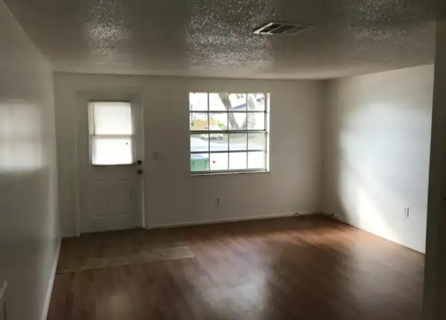 Property at 4846 5th St, Zephyrhills, FL, 33542, 2 beds, 1 bath, [object Object]