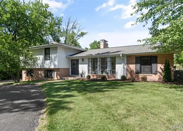 Property at 1 Woodoaks Trl, Saint Louis, MO, 63124, 4 beds, 4.5 baths, [object Object]