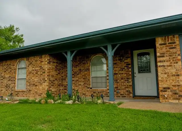 Property at 1213 S Rusk St, Weatherford, TX, 76086, 3 beds, 2 baths, [object Object]