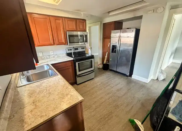 Property at 921 6th St S Unit 921 (Upper), La Crosse, WI, 54601, 2 beds, 1 bath, [object Object]