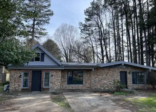 Property at 1913 Simpson Dr, Tupelo, MS, 38804, 4 beds, 2 baths, [object Object]