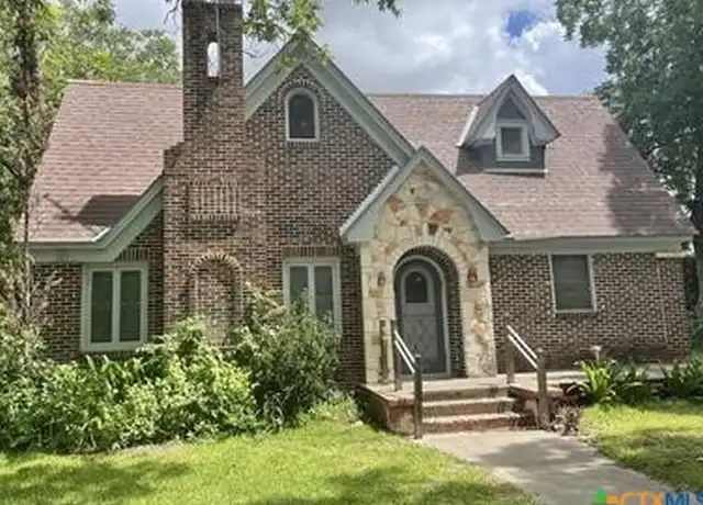 Property at 210 E Cedar St, Seguin, TX, 78155, 3 beds, 1 bath, [object Object]