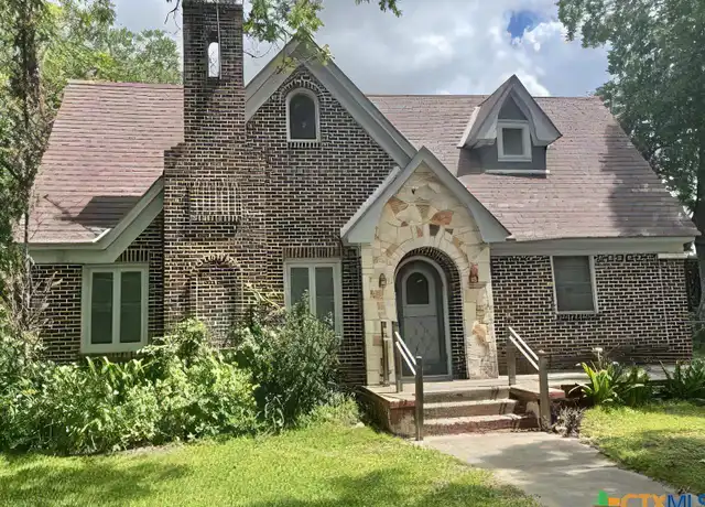 Property at 210 E Cedar St, Seguin, TX, 78155, 3 beds, 1 bath, [object Object]