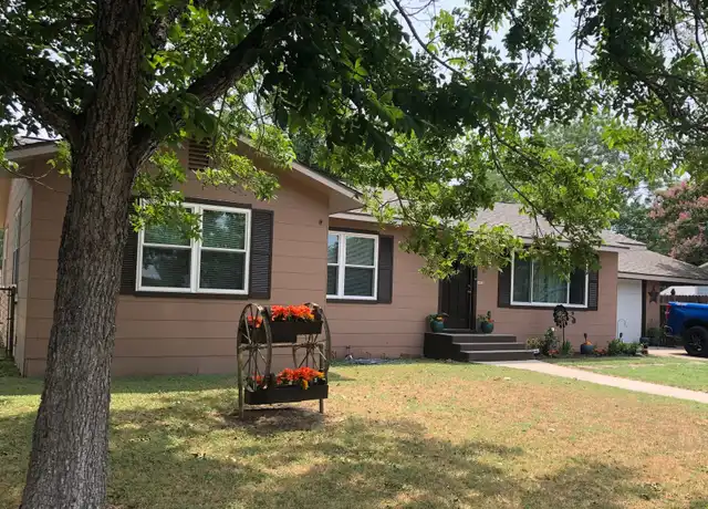 Property at 1513 S 2nd St, Floresville, TX, 78114, 3 beds, 2 baths, [object Object]