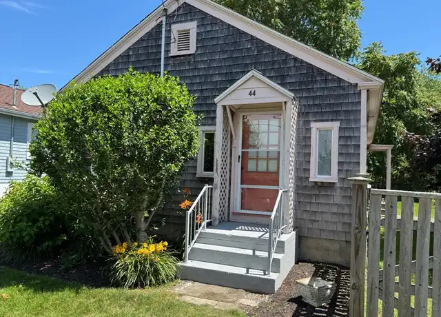 Property at 44 Crest St, Middletown, RI, 02842, 2 beds, 1 bath, [object Object]
