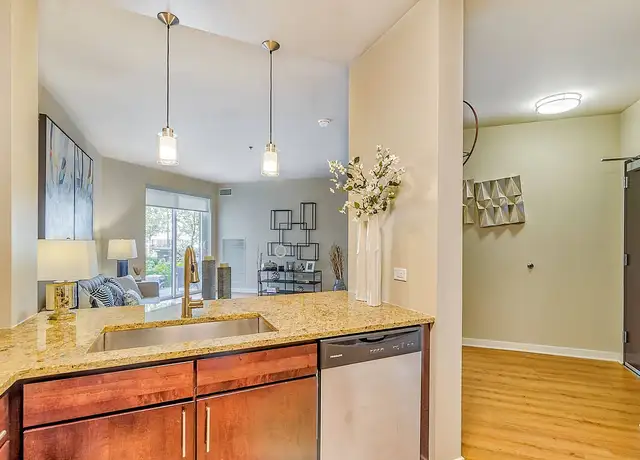 Photo of 450 Warrenville Rd, Lisle, IL 60532