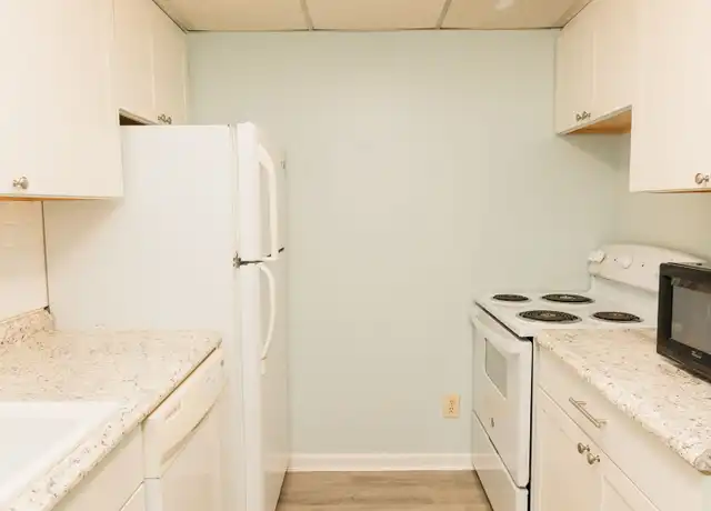 Property at 114 Stratford Ct Apt B, Charlottesville, VA, 22903, 3 beds, 1 bath, [object Object]