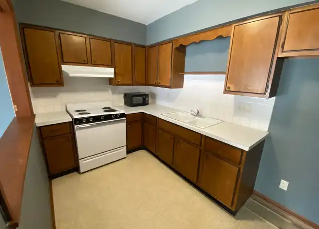 Property at 1679 W 43rd St Unit 4, Davenport, IA, 52806, 1 bed, 1 bath, [object Object]