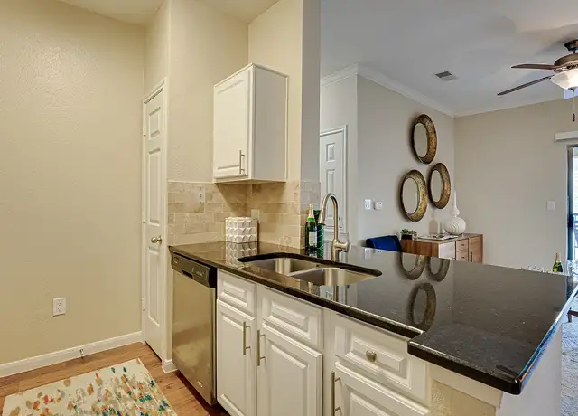 Photo of 1220 Indian Run Dr, Carrollton, TX 75010