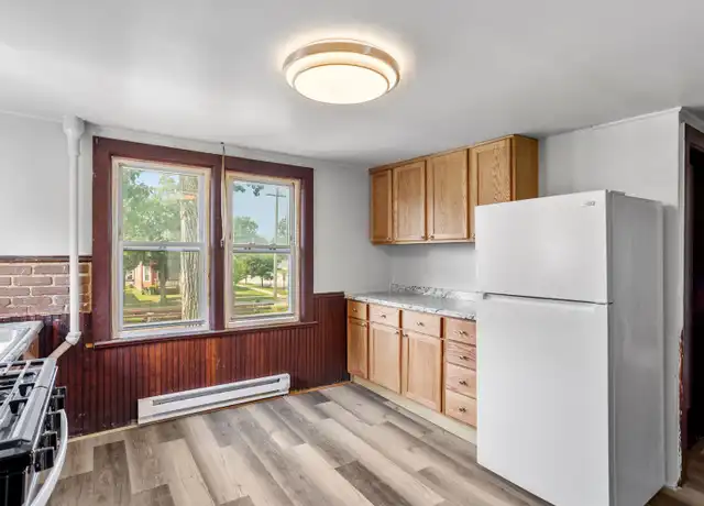 Property at 1100 N Van Buren St Unit 3 Upper, Green Bay, WI, 54302, 2 beds, 1 bath, [object Object]
