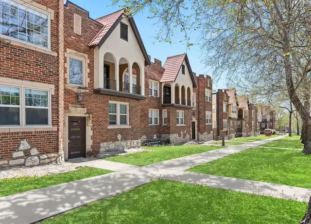 Property at Roanoke Apartments - 4311 Roanoke Pkwy, Kansas City, MO, 64111, 1 bed, 1 bath, [object Object]