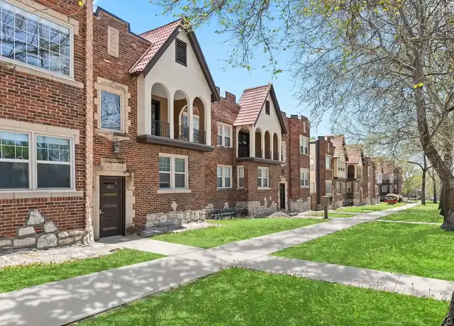 Property at Roanoke Apartments - 4311 Roanoke Pkwy, Kansas City, MO, 64111, 1 bed, 1 bath, [object Object]