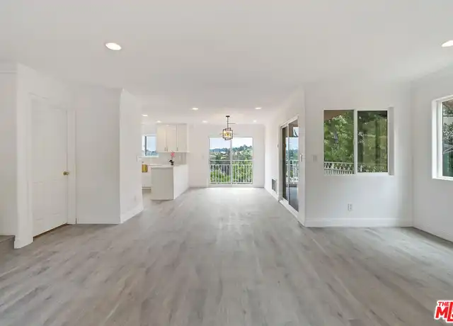Property at 5310 Medina Rd, Woodland Hills, CA, 91364, 4 beds, 4 baths, [object Object]