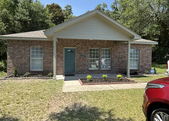 Property at 206 E Railroad St, Gulfport, MS, 39507, 3 beds, 2 baths, [object Object]