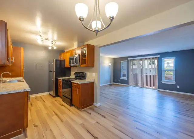 Property at 920 N 100th St Unit 05, Seattle, WA, 98133, 2 beds, 1 bath, [object Object]