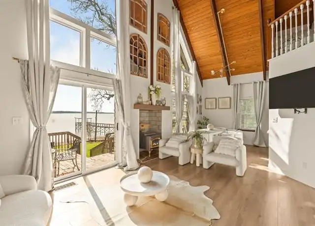 Property at 916 E Lake Dr, Weatherford, TX, 76087, 2 beds, 2 baths, [object Object]