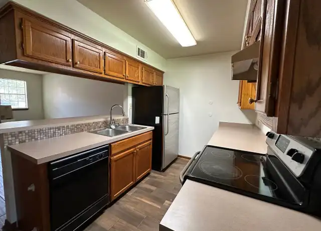 Property at 1409 E O St, Russellville, AR, 72801, 2 beds, 1.5 baths, [object Object]